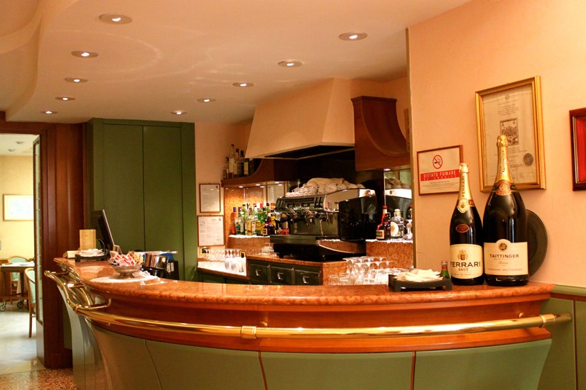 Il banco del bar dell’albergo