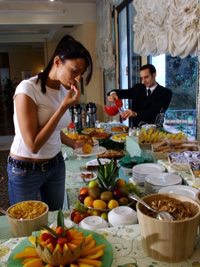Frutta fresca e torte sul buffet della colazione
