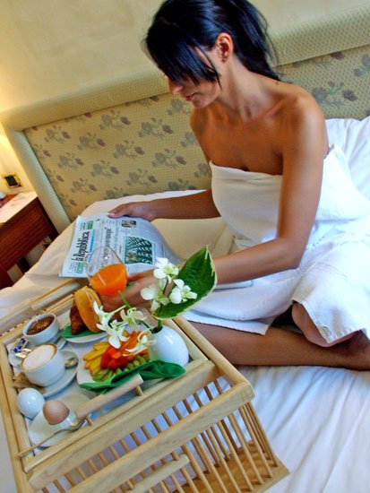 Colazione servita su un vassoio in camera