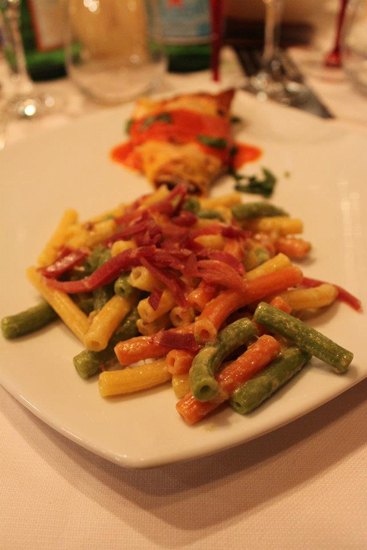 Un piatto di verdure e crostacei