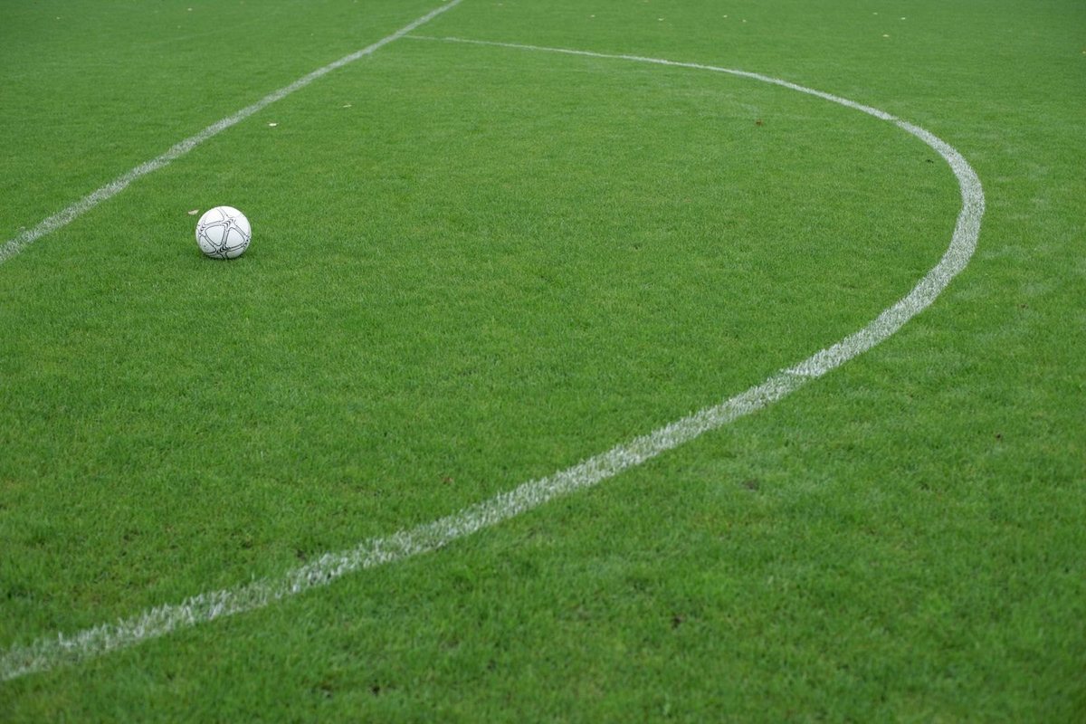 Un pallone sull’erba di un campo di allenamento