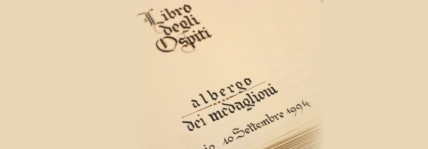 Il libro degli ospiti dell’Albergo dei Medaglioni, aperto nel settembre 1994
