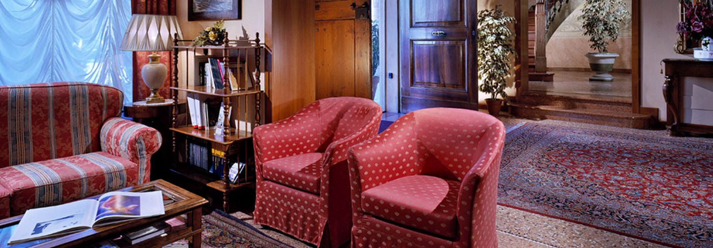 Poltrone, libri e tappeti nella hall dell’albergo