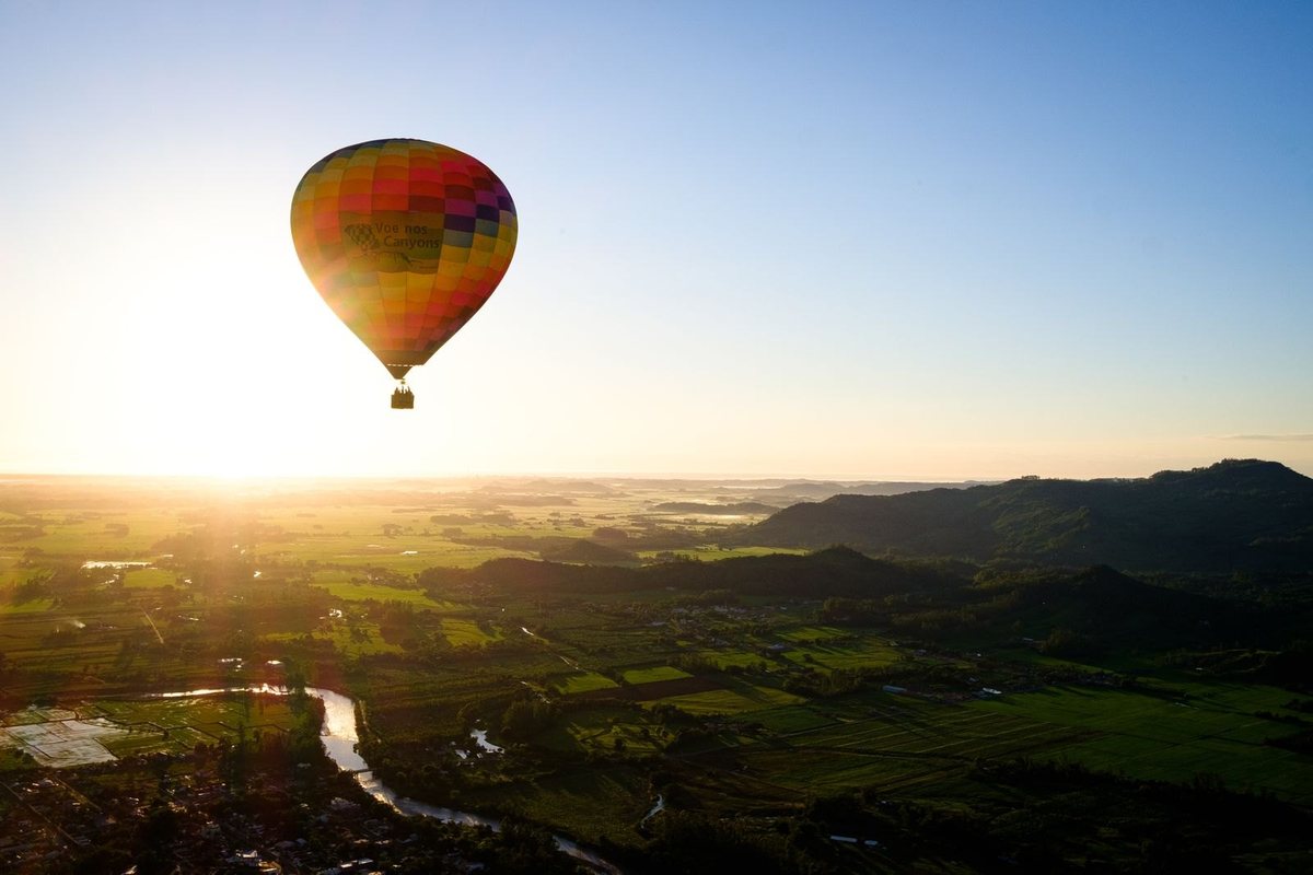 Una mongolfiera sopra la campagna all’alba