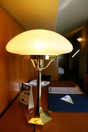 Una lampada in vetro su uno scrittoio