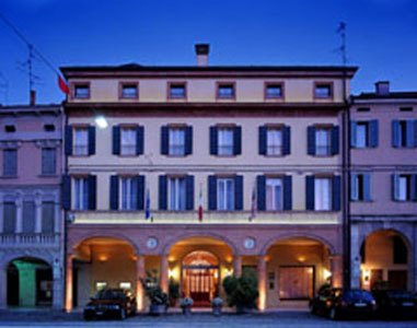 Il palazzo dell’Albergo dei Medaglioni in Corso Mazzini al tramonto