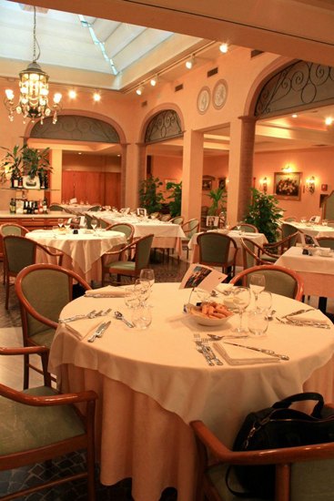 Un tavolo rotondo apparecchiato per il pranzo
