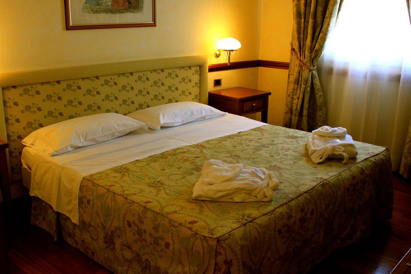 Letto matrimoniale con accappatoi piegati